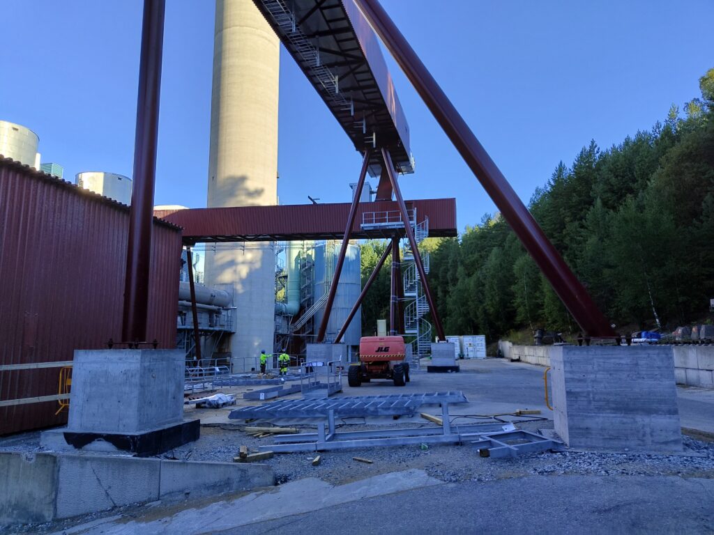 Nya bandgångarna på plats, en av sommarens milstolpar.